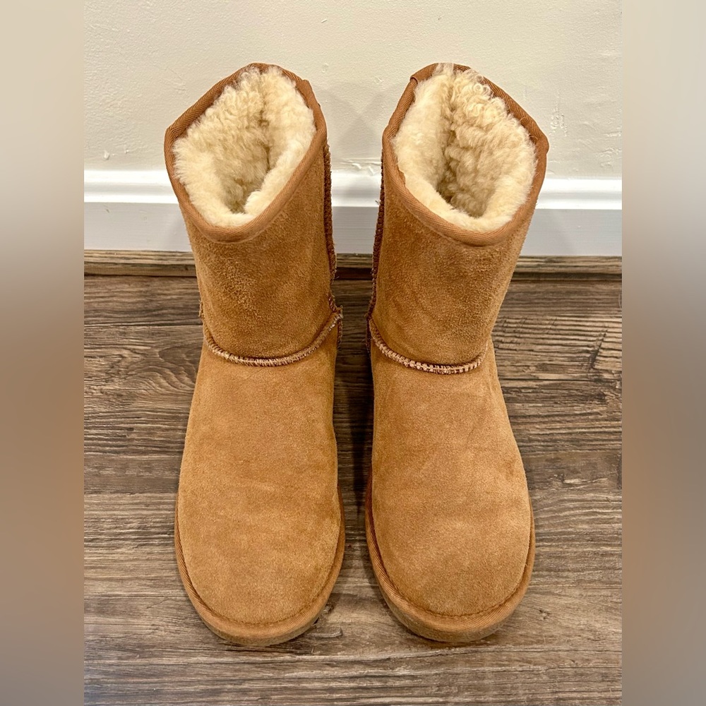 Beach Feet Size 8 “Classic Low" Chestnut Women’s Boot Ugg Style